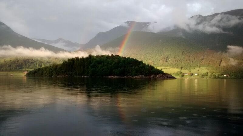 Regenbogen hinter eine Insel in Norwegen