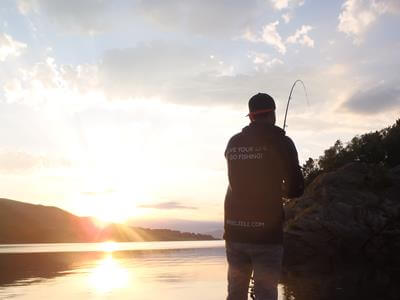 Angler in Norwegen drlllt Fisch
